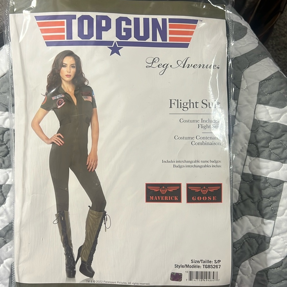 Top gun Halloween costume does not come with the boots. Only worn once like new